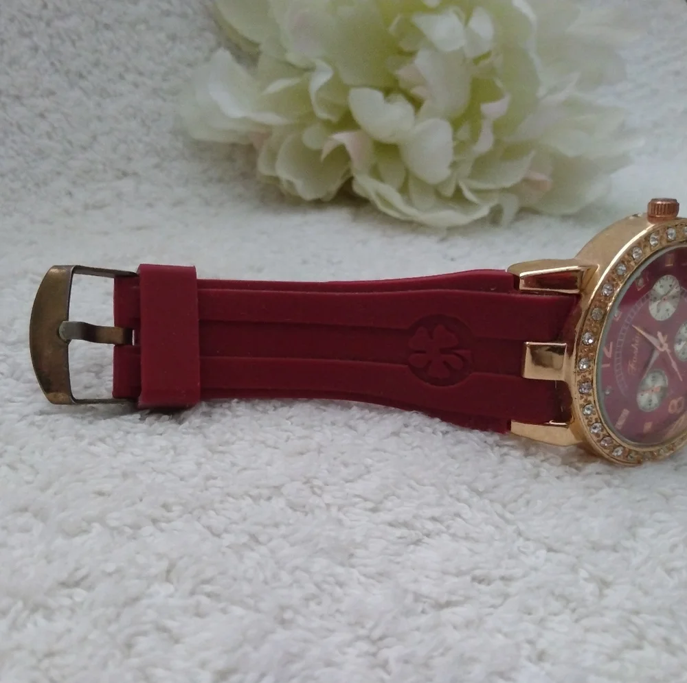 3/$10 🌟 Red, Ladies Fashion Watch - Picture 5 of 10